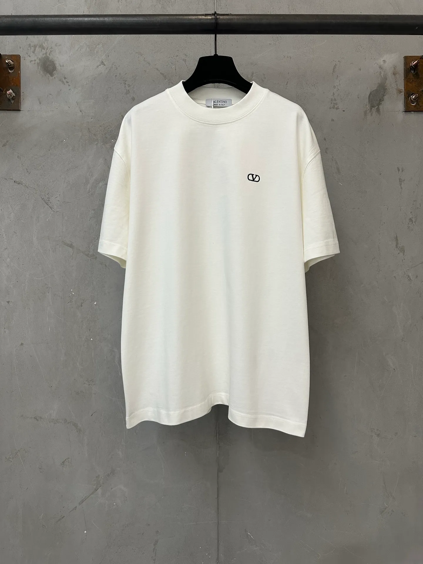 ￼ -Summer New Arrival heavyweight 400g short-sleeved VALENTINO 2ss small logo embroidered short-sleeved T-shirt Fabric: Made of high-definition super heavyweight cotton double yarn compact Xinjiang cotton, weight 400g, with 2*2 Salona rib 420g, clean cloth surface, clear cloth texture, tight feel, stiffness, high color fastness, no shape change, no Color Change, custom hardware Thread Accessories Alignment Men's and Women's Same Style -Color: Black White Blue -Size: XS S M L XL